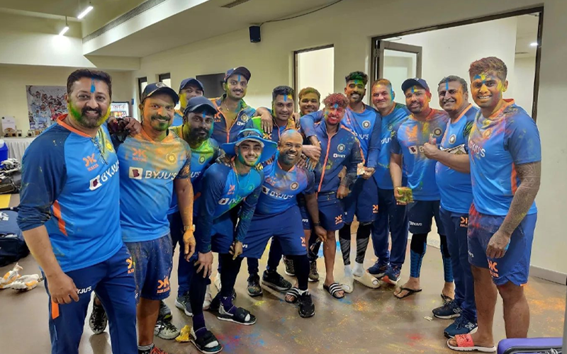 India’s Cricketers Celebrate Holi Festivities Ahead of Fourth Test Against Australia.